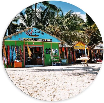 Dibond Wandcirkel - Winkeltjes op het Strand - 100x100cm Foto op Aluminium Wandcirkel (met ophangsysteem)