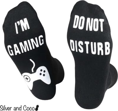 SilverAndCoco - Gaming Sokken / Gekke Vrolijke Happy Foute Kleding / Leuke Grappige Dikke Warme Heren Socks / Verjaardag Sok Outfit Katoen / Mannen Sinterklaas Schoen Kerst Cadeau met Tekst - Do not disturb I'm Gaming