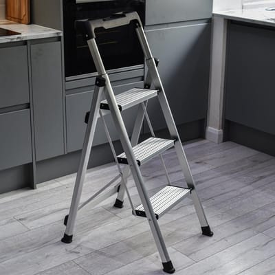 Home Master® Compacte Opstapladder – 3 Treden – Lichtgewicht Aluminium – Opvouwbaar voor Gemakkelijke Opslag – 100 kg Draagvermogen