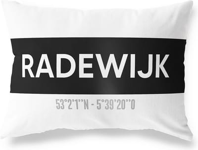 Tuinkussen RADEWIJK - OVERIJSSEL met coördinaten - Buitenkussen - Bootkussen - Weerbestendig - Jouw Plaats - Studio216 - Modern - Zwart-Wit - 50x30cm