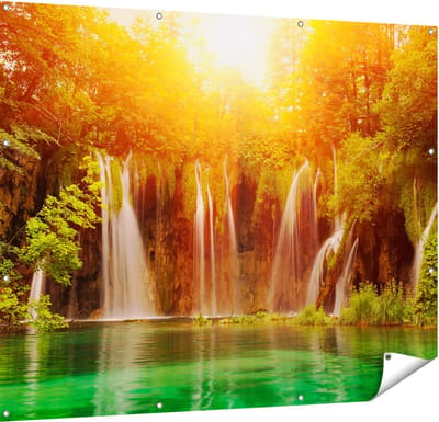 Gards Tuinposter Watervallen bij het Groene Meer met Zon - 150x120 cm - Tuindoek - Tuindecoratie - Wanddecoratie buiten - Tuinschilderij