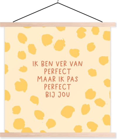 Posterhanger incl. Poster 40x40 cm - Schoolplaat - Quotes - Stel - Relatie - Spreuken - Ik pas perfect bij jou - Textielposter - Blanke latten
