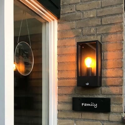 Moderne zwarte buitenwandlamp met bewegingsmelder vierkant IP44