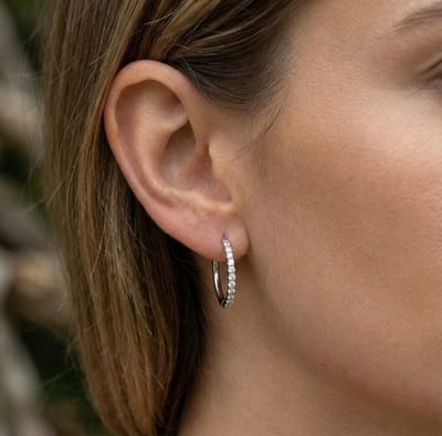 Lundholm Luxe Oorringen Met Zirkonia Steentjes Zilverkleurig Jewellery - Premium Stainless Steel Zilver PVD Plated - Kleine Oorbellen Dames Classy 18 mm - My Delia Serie - Luxe Vrouwen Cadeautjes