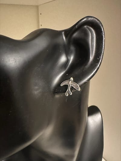 zilverkleurige vogel oorknopjes| Make up | Parfum | Moederdag | Verjaardagscadeau| Cadeautje| Valentijnsdag| Kado | sieraden | vaderdag | oorbellen | oorsieraden