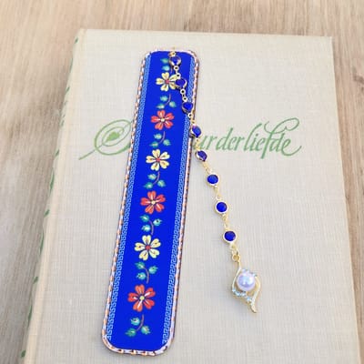 Boekenhouder koperen bloemenbladwijzer met rode, gele en blauwe bloemen, elegante blauwe kralenketting – uniek cadeau voor boekenliefhebbers