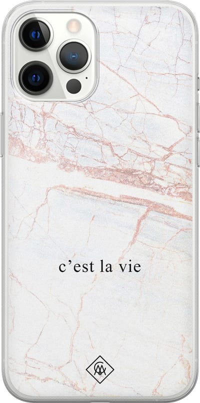 Casimoda® hoesje - Geschikt voor iPhone 12 Pro Max - C'est La Vie - Siliconen/TPU telefoonhoesje - Backcover - Tekst - Bruin/beige