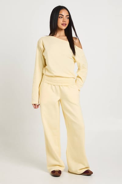 boohoo Dames Tracksuit met Getailleerde Taille en Off-Shoulder Rechte Pijpen | Boter | Maat: Medium
