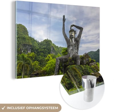 ® Glasschilderij 180x120 cm - Schilderij acrylglas - Apenstandbeeld in het Nationaal park Bantimurung Bulusaraung in Indonesië - Foto op glas - Muurdecoratie woonkamer - Wanddecoratie slaapkamer - Schilderijen