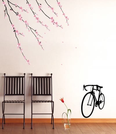 Decoratieve muurstickers met bloemen en fietsen.