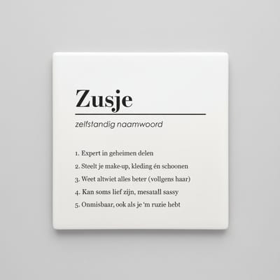Zusje Definitie Tegel – Grappige en Lieve Familie Tekst – Keramische Tegel 15 × 15 cm