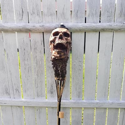Schedel Tiki Fakkel - Griezelige Tuinlamp - Buitenverlichting Decoratie - Uniek Schedelontwerp - 30 cm Hoog - Schedel