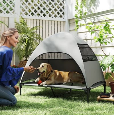MEUNIQ verhoogd hondenbed met afneembaar dak 106 x 76 x 99 cm, lichtgrijs, met ventilatiegaas en opbergtas, voor grote honden, voor buiten en binnen