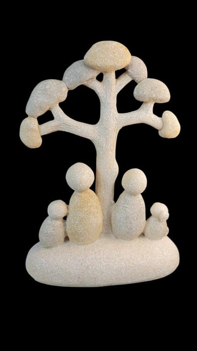 beeld kiezelstenen jong gezin kind en huisdier - familie beeld - 4x11x15 cm - grijs creme - resin beeld is onzijdig vader moeder - moeder moeder - vader vader