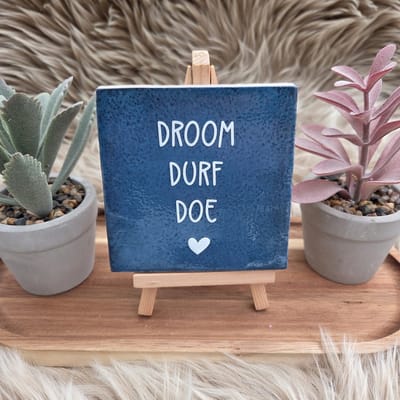 Robuust wenstegeltje “Droom durf doe” – Motivatie Cadeau – Keramiek – Decoratie – Cadeautje – Vriendschap - Trendy nu – Decoratief Tegeltje met Standaard – Cadeau Idee
