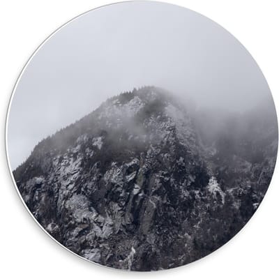Forex Wandcirkel - Berg met Mist (zwart/wit) - 30x30cm Foto op Wandcirkel (met ophangsysteem)