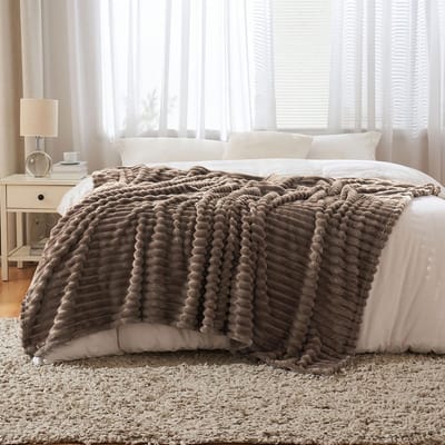 Allecto - Fleece plaid - Zachte warme deken - 150 x 200 cm - Bruin - Pluizige deken - Geschikt voor bed en bank - Comfortabel en stijlvol