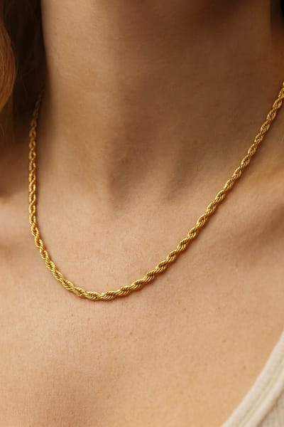 Lundholm Ketting Dames – Premium Stainless Steel Goud Verguld – My Liv Serie – Goudkleurige Gedraaide Ketting 4,5 mm (50 + 5 cm) – Waterproof Jewellery & Hypoallergeen – Vrouwen Cadeautjes – Inclusief Luxe Geschenkverpakking