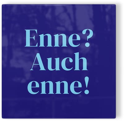 egeltje Roermond Enne? Auch enne! - donkerblauw lichtblauw - tegeltje Roermond - tegeltje met tekst
