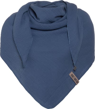 Knit Factory Liv Gebreide Omslagdoek - Driehoek Sjaal Dames - Katoenen sjaal - Zomersjaal - Luchtig en zacht - Zomer stola - Jeans - Duurzaam - 190x85 cm - 100% Biologisch katoen
