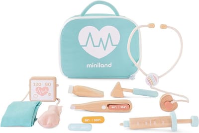 ML Poppen: DOKTERSTASJE 23cm, in hout, 9-delig, 3+