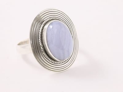 Bewerkte ovale zilveren ring met blauwe lace agaat - maat 18.5