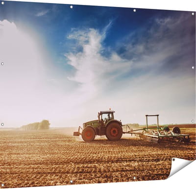 Gards Tuinposter Tractor op het Veld - Trekker - 150x120 cm - Tuindoek - Tuindecoratie - Wanddecoratie buiten - Tuinschilderij