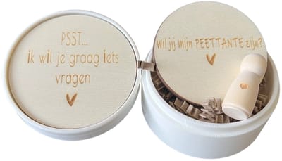 Doosje baby | peg doll | wil jij mijn peettante zijn | meter vragen | meter worden | peettante vragen | peettante worden | cadeau | doosje met een vraag