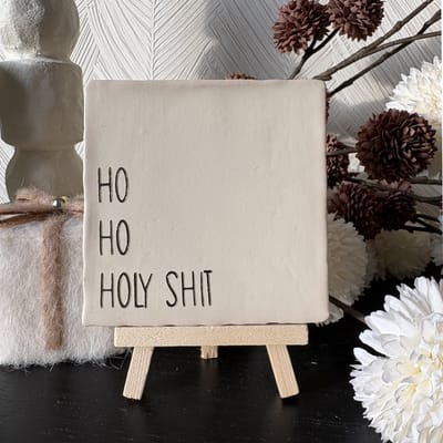 Hartjespost | Tegeltje Ho ho Holy shit mat wit, goud | schoencadeautjes sinterklaas | tegeltjes met tekst | spreuktegel | tegeltjeswijsheden | Christmas | Xmas | kerstmis | decoratie kerst | 10x10