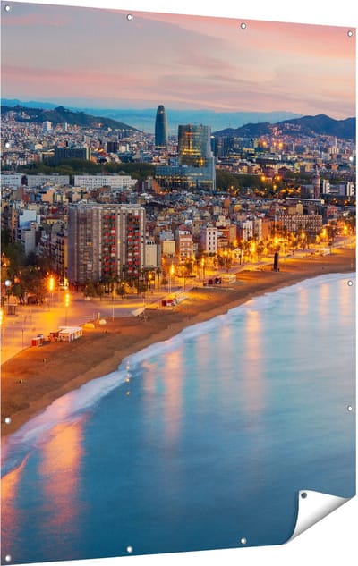 Gards Tuinposter Barcelona Strand met Stad bij Zonsondergang - 120x160 cm - Tuindoek - Tuindecoratie - Wanddecoratie buiten - Tuinschilderij
