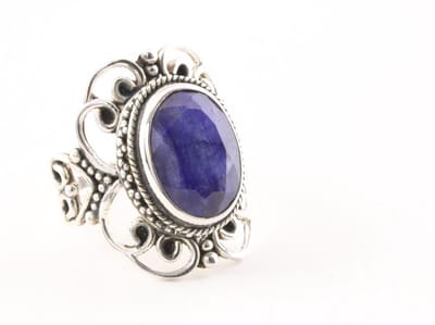 Opengewerkte zilveren ring met blauwe saffier - maat 17