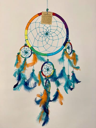 Dromenvanger / Dreamcatcher Ø18cm Regenboog - Groene, blauwe en oranje veren