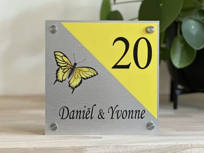 Naambordje / huisnummer voordeur gele vlinder op rvs look bordje