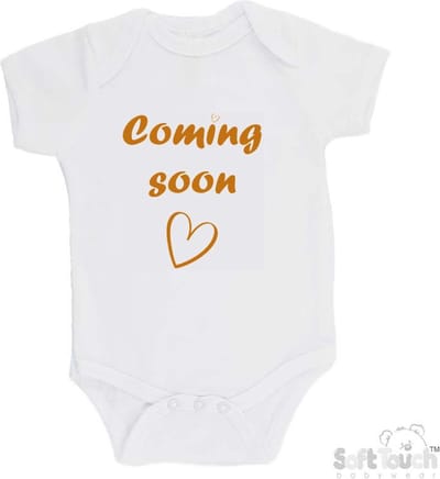 100% katoenen Romper met Tekst "Coming soon" - Wit/tan - Zwangerschap aankondiging - Zwanger - Pregnancy announcement - Baby aankondiging - In verwachting 56/62