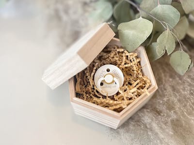 Bolletoet - houten kistje met speentje - zwangerschapsbekendmaking - aankondiging - gepersonaliseerd - bibs speen