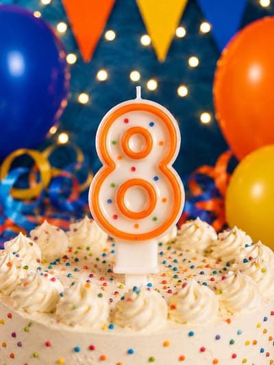 Verjaardagstaart kaarsje – Cijfer 8 - Cijferkaars met stippen - oranje - Happy Birthday kaars – verjaardags kaars – gekleurde kaarsje – taartdecoratie – feest - taartversiering – feestartikel – verjaardagscadeau - taartaccesoires