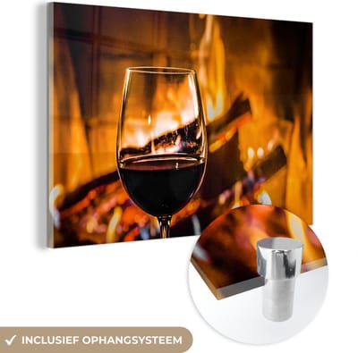 MuchoWow® Glasschilderij 120x80 cm - Schilderij acrylglas - Heerlijke rode wijn voor de houtkachel - Foto op glas - Schilderijen
