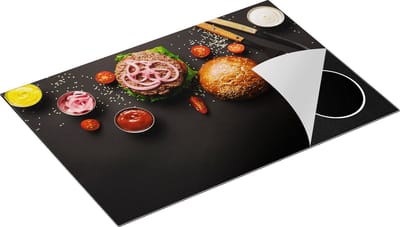 Chefcare Inductie Beschermer Hamburger Ingrediënten op een Zwarte Marmeren Plaat - 75x50 cm - Afdekplaat Inductie - Kookplaat Beschermer - Inductie Mat