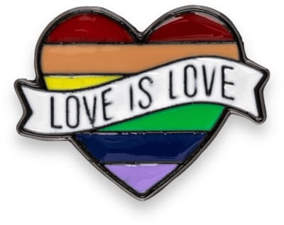 Love Is Love Enamel Pin – Hartvormige Progress Pride Pin met Banner – Inclusieve LGBTQIA+ Broche van Kinky Pleasure