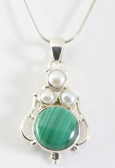 Opengewerkte zilveren hanger met malachiet en parel aan ketting