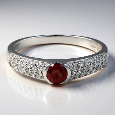 Cavill - Zilveren ring met Mozambique granaat 0,25 ct & 45 witte topaas 0,28 ct - 925 Sterling zilver - Elegant rond design dames ring maat 17
