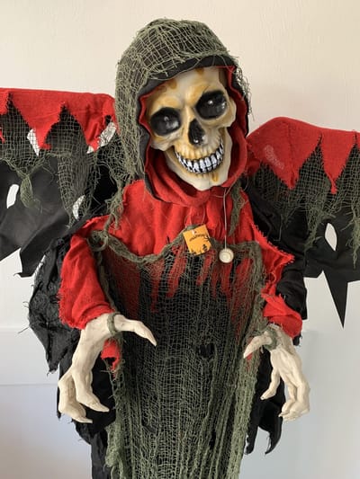 Totally Halloween | Bewegend en sprekend (Engels) Skelet met Rode Vleugels | Inclusief LED Licht en geluid | 180 cm