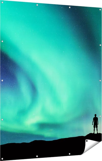 Gards Tuinposter Man bij het Groene Noorderlicht - 120x160 cm - Tuindoek - Tuindecoratie - Wanddecoratie buiten - Tuinschilderij