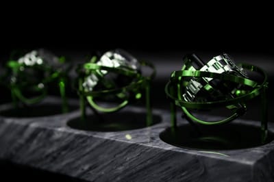 Triple Tourbillon horlogeopwinder in grijs Emperador marmer en groen stalen ringen - Gyrowinder Orbit Watch Winder