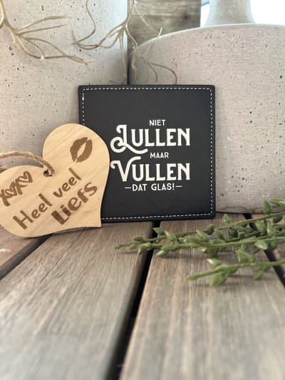 Creaties van hier – Onderzetter niet lullen met houten hartje – Kuntstleer – PU – 10 cm – onderzetters