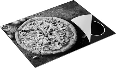 Chefcare Inductie Beschermer Pepperoni Pizza op een Zwarte Marmeren Plaat - Zwart Wit - 77x59 cm - Afdekplaat Inductie - Kookplaat Beschermer - Inductie Mat