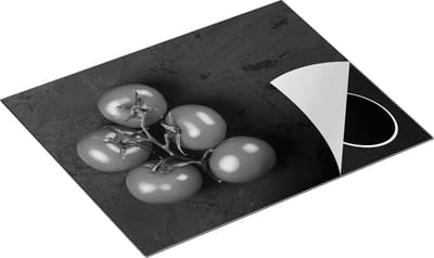 Chefcare Inductie Beschermer Tros Tomaten op Zwarte Marmer - Zwart Wit - 65x50 cm - Afdekplaat Inductie - Kookplaat Beschermer - Inductie Mat