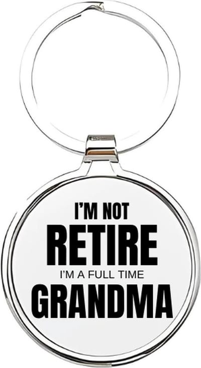 Akyol - i'm not retired, i am a fulltime grandma Sleutelhanger - Oma - de liefste oma - oma sleutelhanger - grootmoeder sleutelhanger - sleutelhanger voor oma - familie sleutelhanger - verjaardagscadeautje - cadeau voor oma - 4 x 7,5 CM