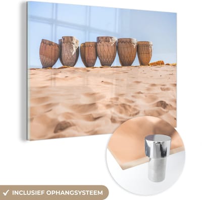 ® Glasschilderij 180x120 cm - Schilderij acrylglas - Traditionele trommels van Marokko staan in een rij bij de Erg Chebbi in Marokko - Foto op glas - Muurdecoratie woonkamer - Wanddecoratie slaapkamer - Schilderijen