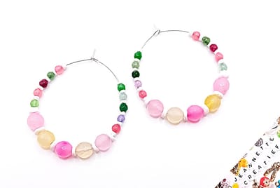 Jeannette-Creatief® - Natuursteen - Jade mix - Oorringen - zilverkleurige oorringen - Oorhangers Oorbellen - Natuursteen kralen - kleine Jade kralen - schelp - mixed colours - Ringen - Cirkels - Hoops - Oorring - Kralen